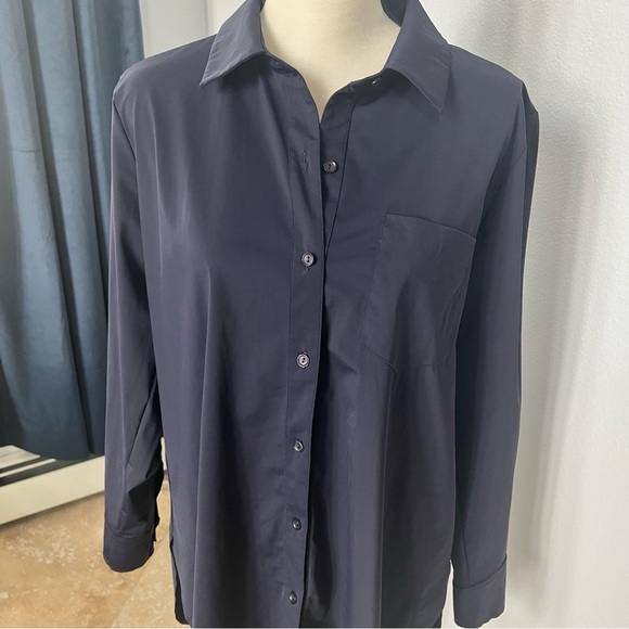 Elegant Lyssé Everyday Essential Button Down Blouse Navy Blue - Picture 4 of 16